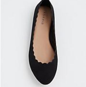 BLACK FAUX SUEDE SCALLOPED FLAT (13W)